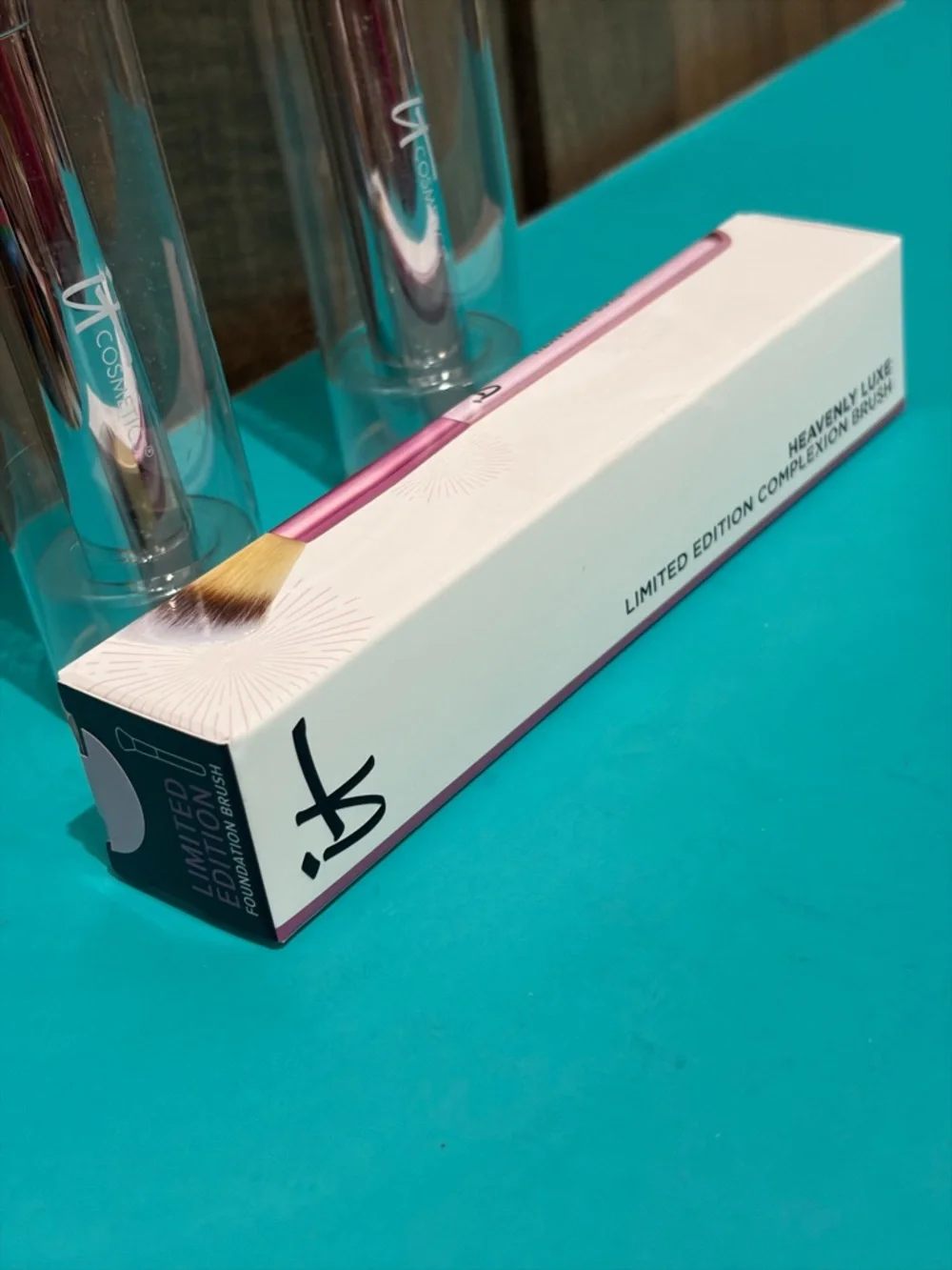 3 it cosmetics Limited Edition Silver Complexion Brushes